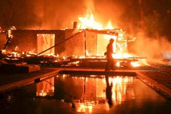 Feuerwehrmann vor einem brennenden Haus in Malibu, Kalifornien.