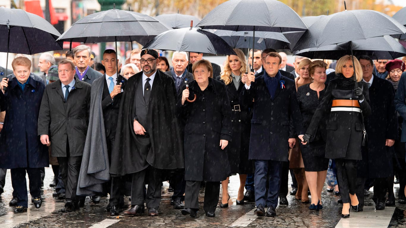 60 Staats- und Regierungschefs laufen bei der Gedenkfeier anlässlich des Endes des Ersten Weltkriegs vor 100 Jahren über die Champs Élysées in Paris.