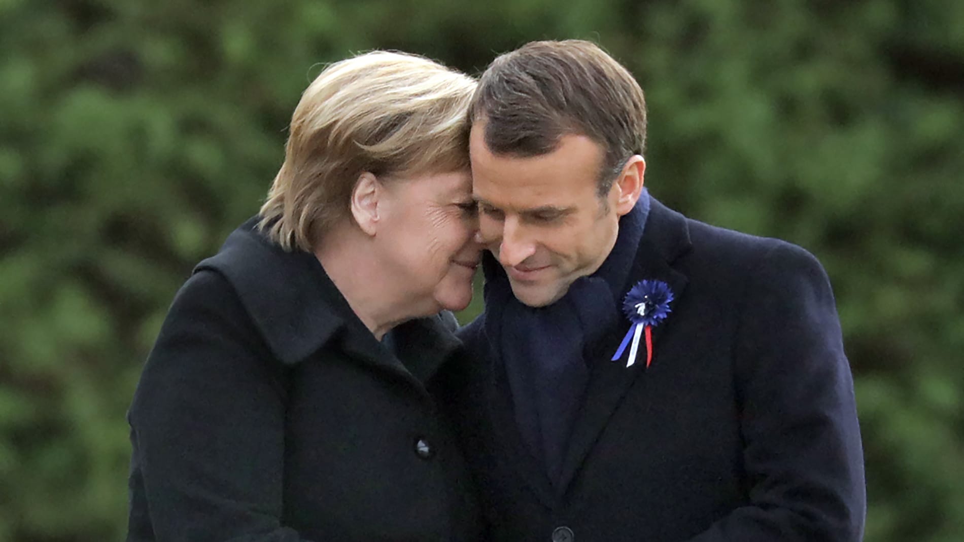 Merkel und Macron nahe der nordfranzösischen Stadt Compiègne, wo am 11. November 1918 in einem umgebauten Speisewagen der Friedensvertrag unterschrieben wurde.