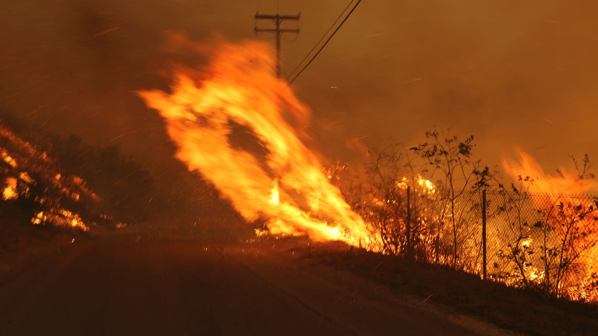 Feuer züngelt über eine Straße in Malibu, Kalifornien.