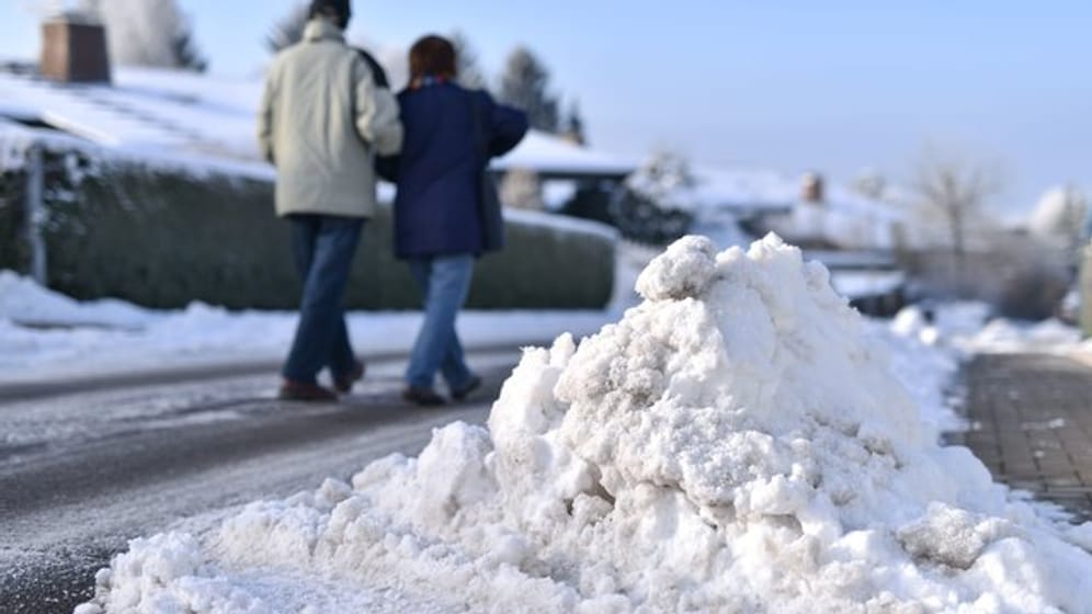 Auf Fußwegen sollte es einen 1,00 bis 1,20 Meter breiten Streifen ohne Schnee und Rutschgefahr geben.
