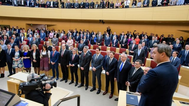 Verjüngte Ministerriege: Bayerns Ministerpräsident Markus Söder (r. Verjüngte Ministerriege: Bayerns Ministerpräsident Markus Söder (r.