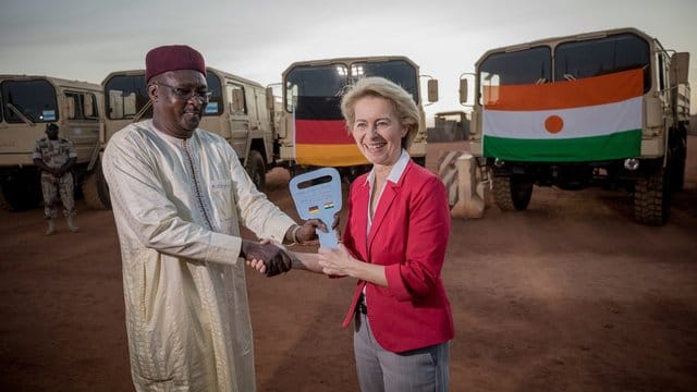 Von der Leyen übergibt ihrem nigrischen Amtskollegen Kalla Moutari den symbolischen Schlüssel für 53 LKW. Von der Leyen übergibt ihrem nigrischen Amtskollegen Kalla Moutari den symbolischen Schlüssel für 53 LKW.