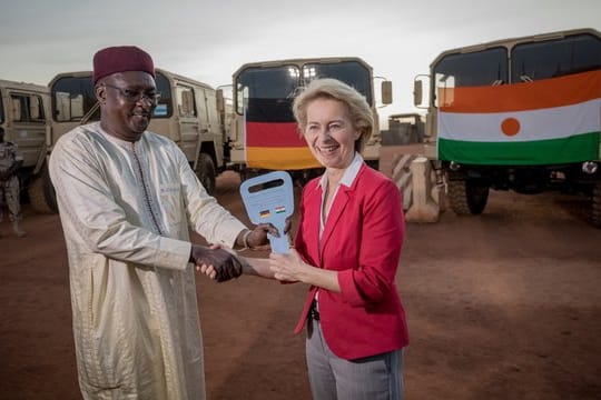 Von der Leyen übergibt ihrem nigrischen Amtskollegen Kalla Moutari den symbolischen Schlüssel für 53 LKW.