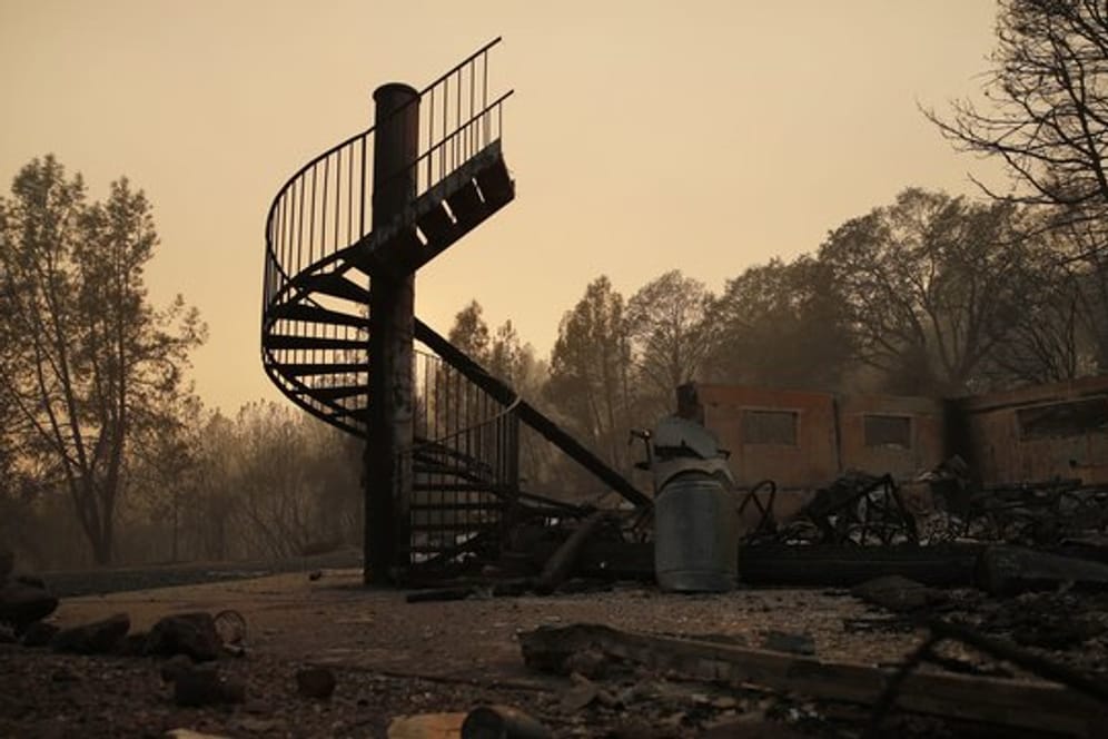 Das Haus ist weg, die Wendeltreppe steht noch, nachdem das "Camp Fire" zugeschlagen hatte.