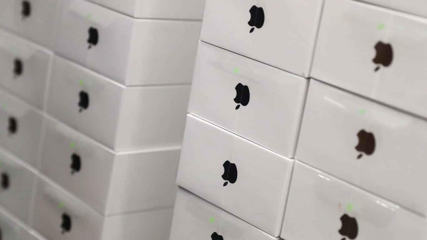 iPhone-Verpackungen stapeln sich in einem Geschäft: Um den Verkauf seiner neuen Geräte anzukurbeln, ist Apple einen exklusiven Deal mit Amazon eingegangen.