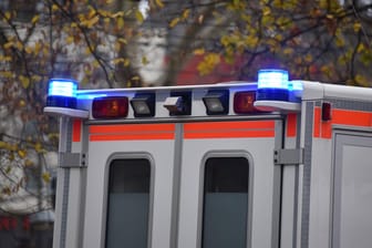 Krankenwagen mit Blaulicht: In Rastatt erlitten zwei Senioren bei einem Unfall schwere Verletzungen (Symbolbild).