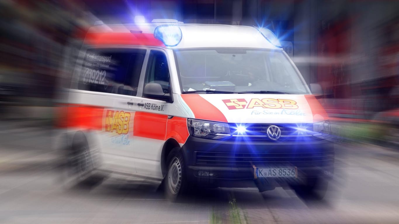 Notarztwagen in Köln e.V.: Die eintreffende Polizei konnte nur noch den Tod der Person feststellen. (Symbolbild)