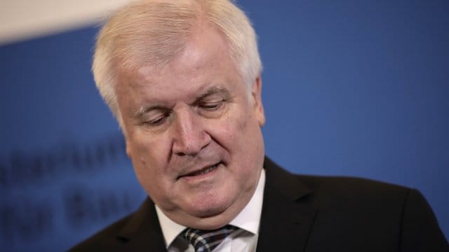 Seehofer zieht mit seinem Rückzug aus der Politik die Konsequenzen aus der schweren CSU-Pleite bei der Landtagswahl. Seehofer zieht mit seinem Rückzug aus der Politik die Konsequenzen aus der schweren CSU-Pleite bei der Landtagswahl.