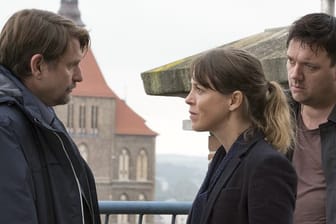 Charly Hübner (r), Anneke Kim Sarnau und Peter Trabner in einer Szene des "Polizeiruf 110: Für Janina".