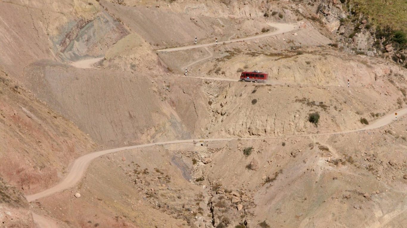 Bus in einer hügeligen Umgebung in Peru: Der Unfall ereignete sich auf einer schmalen Straße. (Symbolbild)