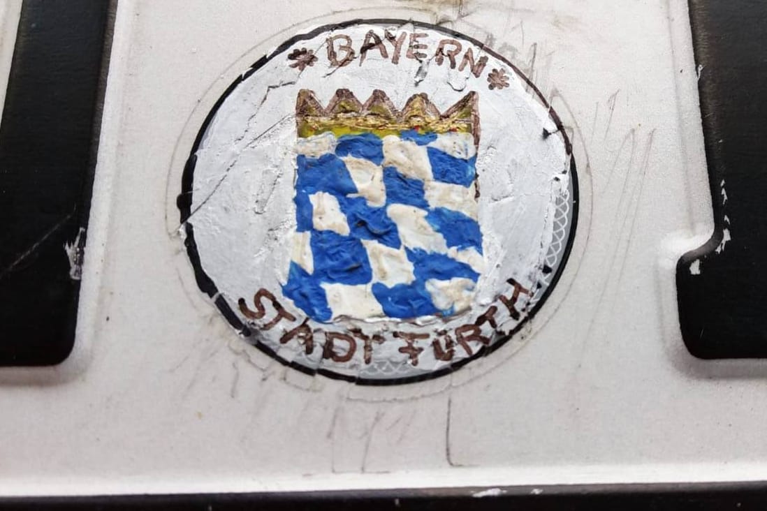 Die selbstgemalte Steuerplakette auf dem Autokennzeichen: Die Polizisten zogen das Autokennzeichen mit dem kleinen Kunstwerk ein.