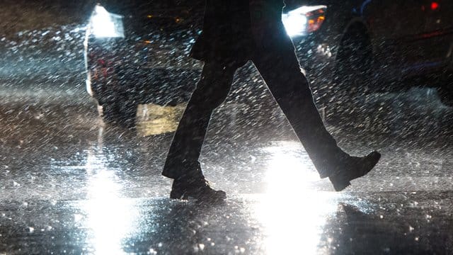 Werden Fußgänger von Autofahrern übersehen, liegt es oft an ihrer Kleidung. Werden Fußgänger von Autofahrern übersehen, liegt es oft an ihrer Kleidung.