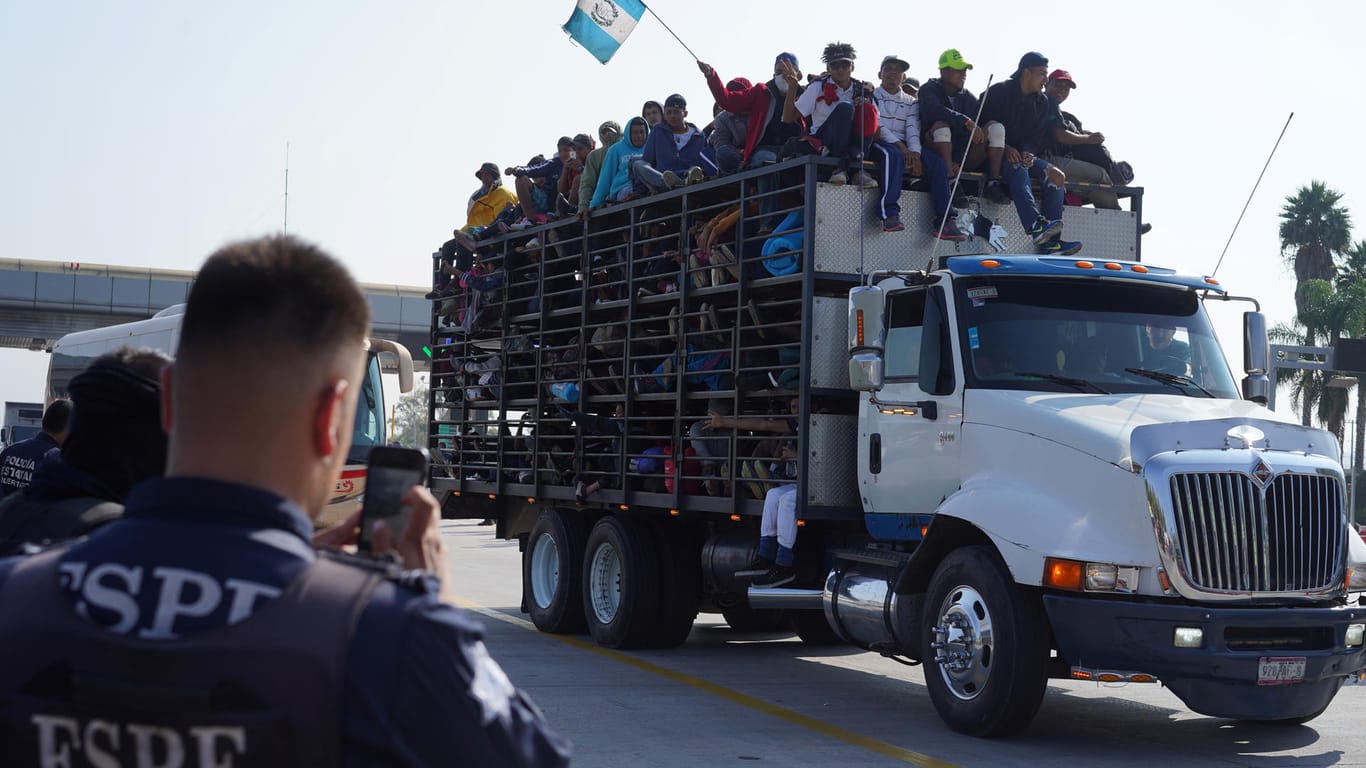 Migranten auf dem Weg zur US-Grenze: Bei ihrem beschwerlichen Marsch nehmen die Flüchtlinge jede Hilfe an. Viele mussten ihre Reise aber bereits aufgeben und sind nun in Mittelamerika gestrandet.