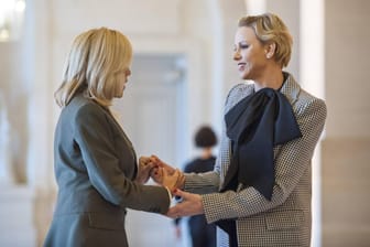 Zwei starke Frauen unter sich: Bei einem Lunch zu Ehren der Gedenkfeierlichkeiten zum Ende des ersten Weltkriegs trafen Brigitte Macron und Fürstin Charlène aufeinander.