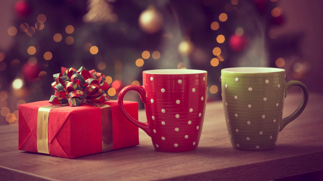 Teetassen vorm Weihnachtsbaum: Mit einem Teeadventskalender heißt es bis Weihnachten – "Abwarten und Tee trinken."