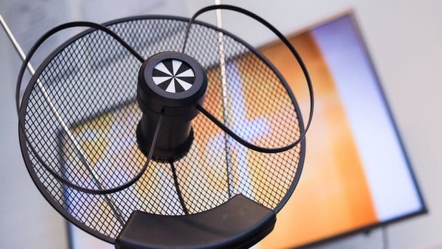 Anders als zweifelhafte Anbieter versprechen, lässt sich über eine Antenne kein Kabelfernsehen empfangen. Anders als zweifelhafte Anbieter versprechen, lässt sich über eine Antenne kein Kabelfernsehen empfangen.