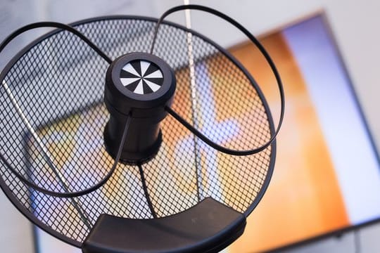Anders als zweifelhafte Anbieter versprechen, lässt sich über eine Antenne kein Kabelfernsehen empfangen.