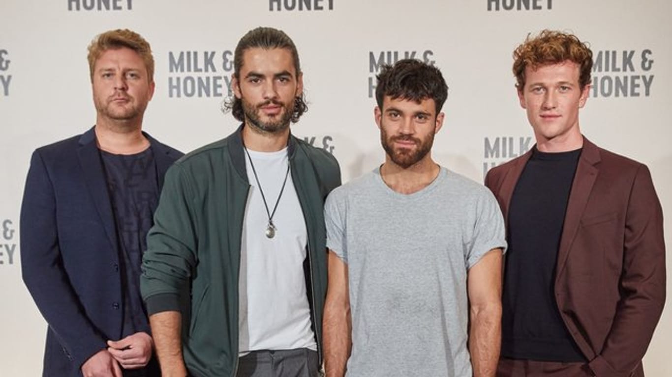 Nils Dörgeloh (l-r), Nik Xhelilaj, Deniz Arora, und Artjom Gilz spielen in "Milk & Honey" die Hauptrollen.