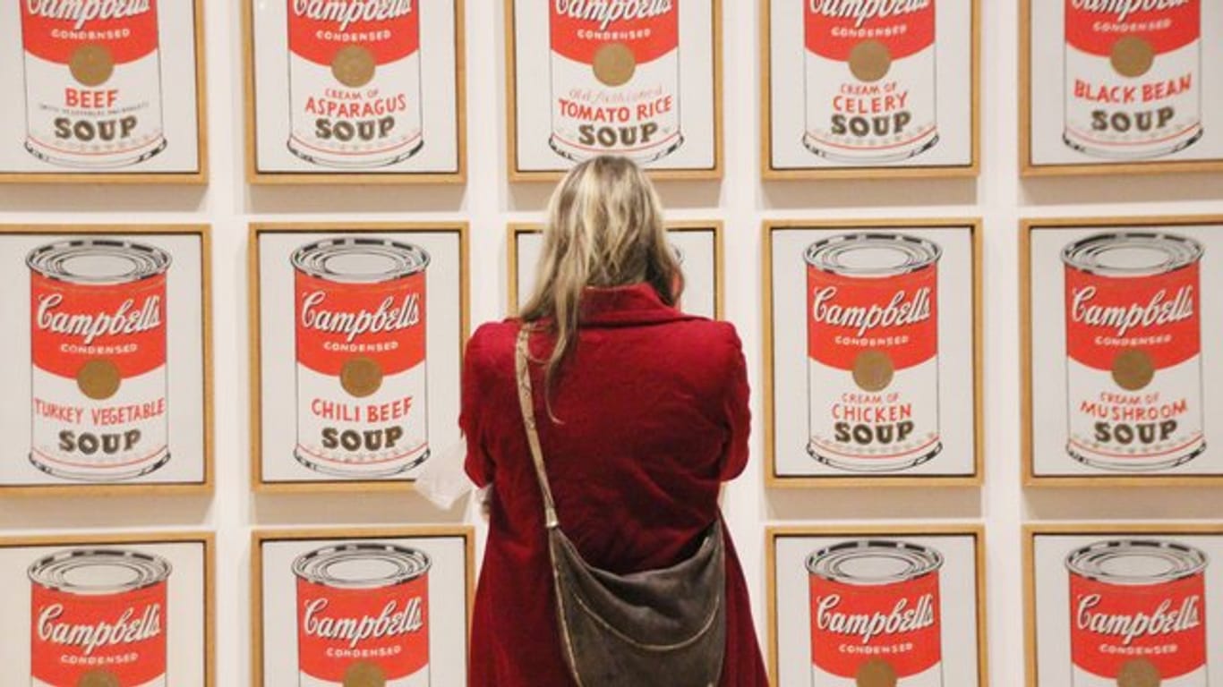 Eine Besucherin steht vor Andy Warhols Werk "Campbell’s Soup Cans" im New Yorker Whitney Museum.