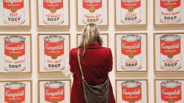 Eine Besucherin steht vor Andy Warhols Werk "Campbell’s Soup Cans" im New Yorker Whitney Museum. Eine Besucherin steht vor Andy Warhols Werk "Campbell’s Soup Cans" im New Yorker Whitney Museum.