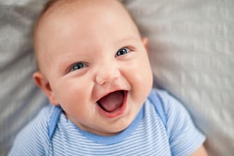 Lachendes Baby: Wenn Babys lachen, steckt das meistens an.