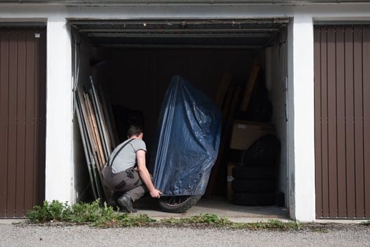 Vor und während der Winterpause haben Motorradfahrer ein paar Handgriffe zu tun, damit ihre Maschinen gut durch den Winterschlaf kommen.
