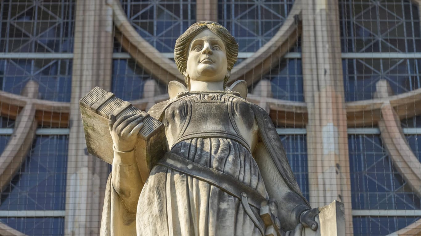 Eine Statue der Justitia vor einem Gericht: Der Mutter des Kindes drohen bis zu 20 Jahre Haft. (Symbolbild)