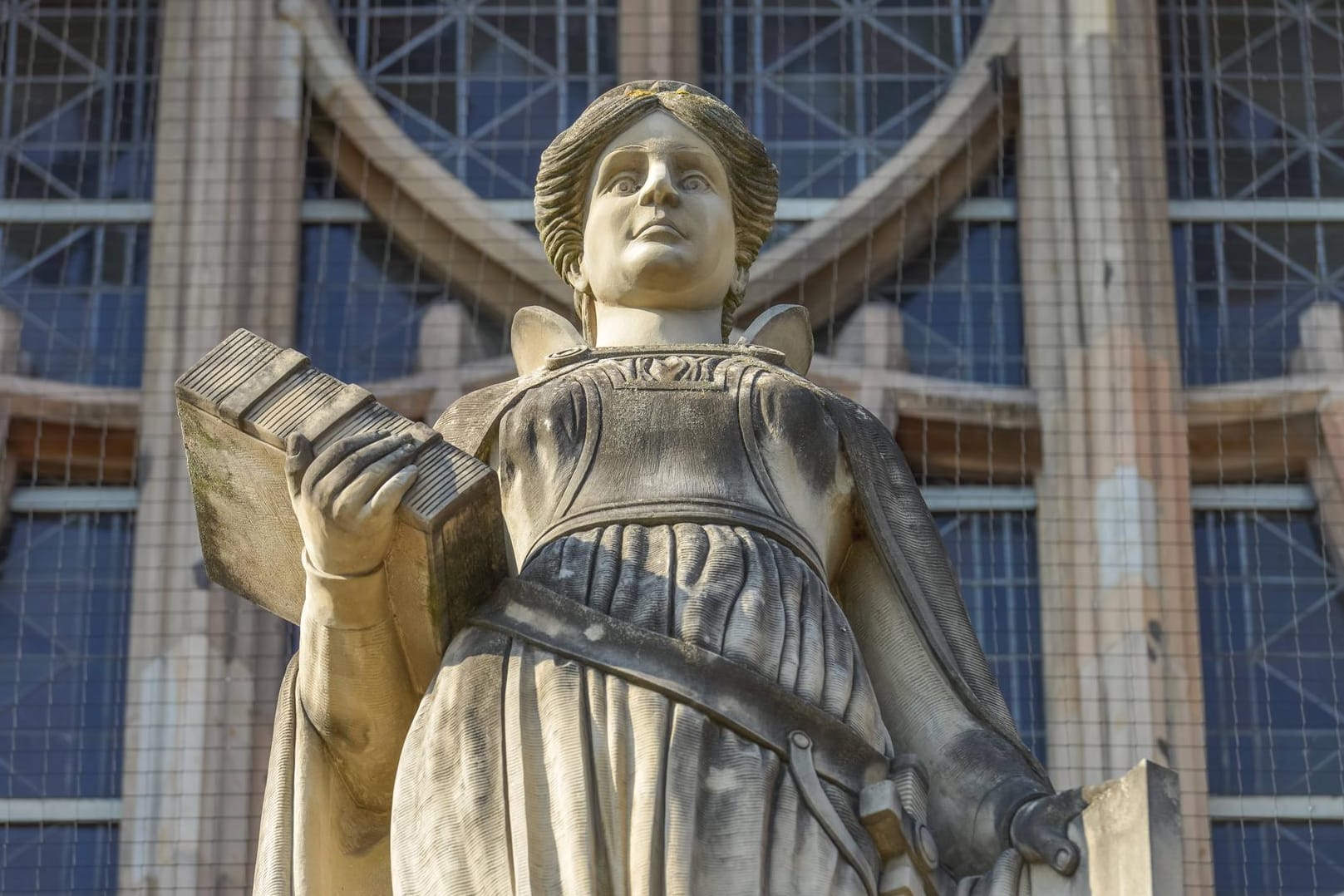 Eine Statue der Justitia vor einem Gericht: Der Mutter des Kindes drohen bis zu 20 Jahre Haft. (Symbolbild)