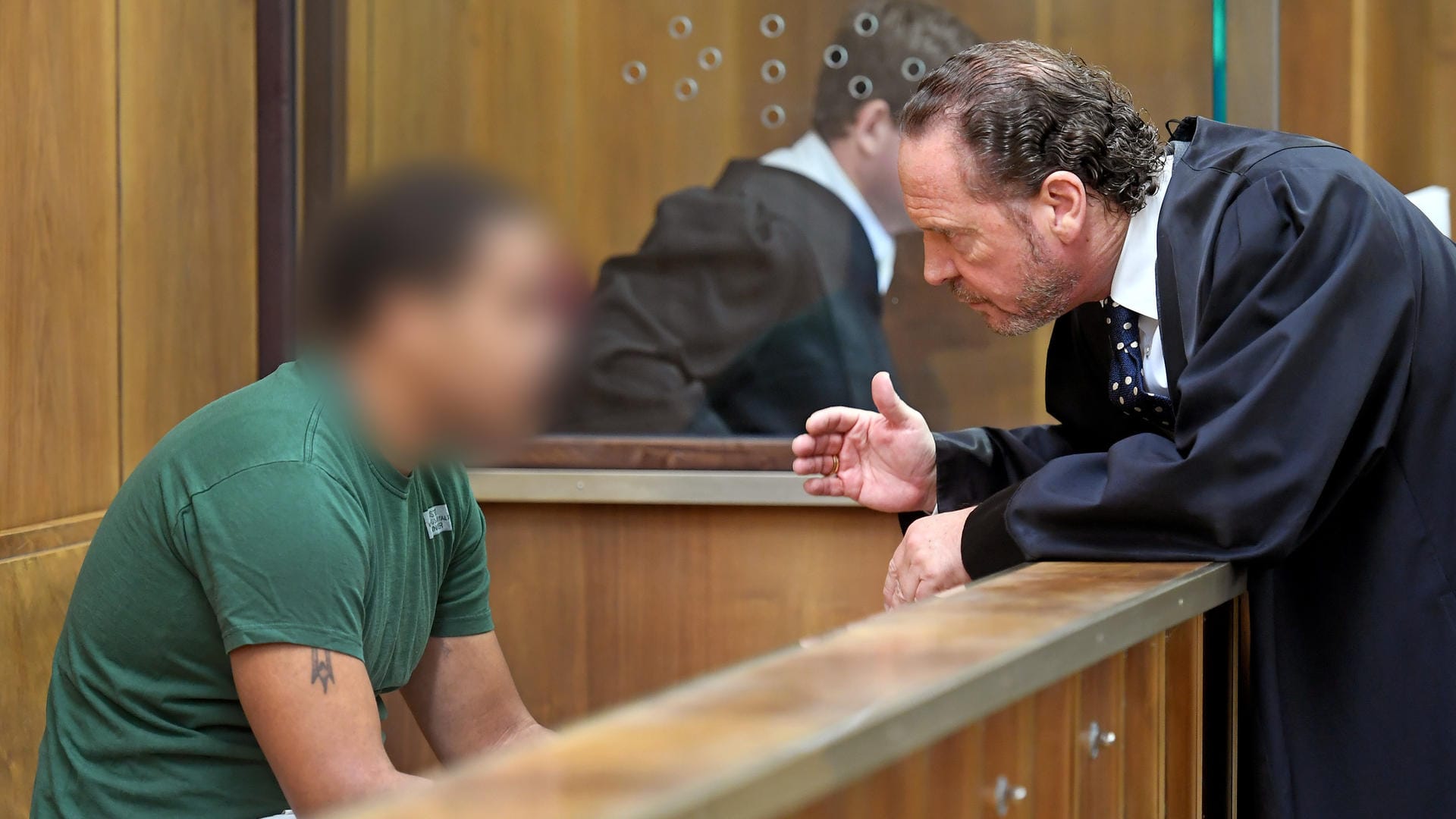 Der Angeklagte unterhält sich mit seinem Verteidiger: Der Mann begleitete die getötete 16-Jährige auf ihrem Heimweg – doch sie kam nie zu Hause an. Der Angeklagte unterhält sich mit seinem Verteidiger: Der Mann begleitete die getötete 16-Jährige auf ihrem Heimweg – doch sie kam nie zu Hause an.