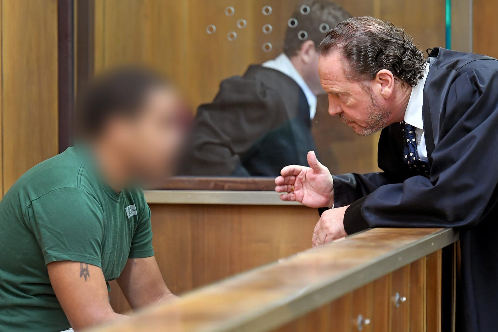 Der Angeklagte unterhält sich mit seinem Verteidiger: Der Mann begleitete die getötete 16-Jährige auf ihrem Heimweg – doch sie kam nie zu Hause an.