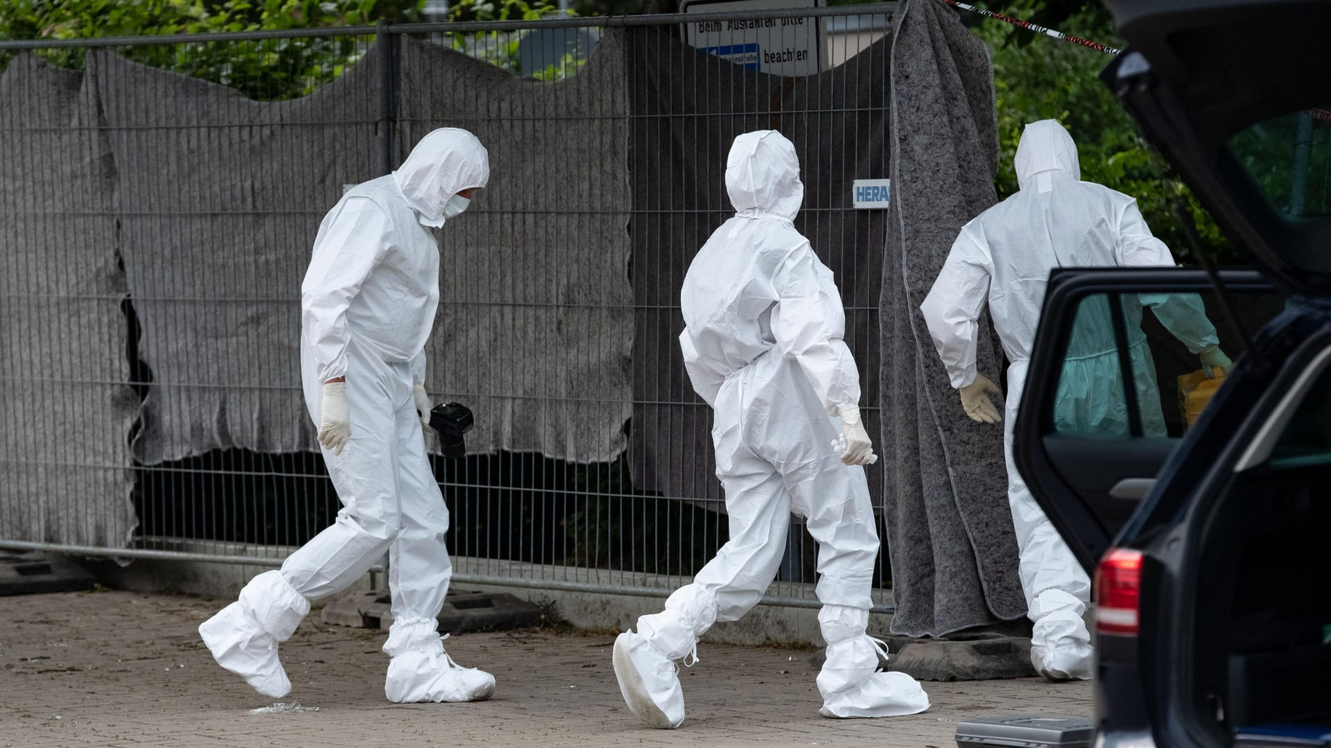 Polizeibeamte sichern Spuren nach dem Fund der Leiche: Sie war vor einer Grundschule entdeckt worden. (Archivbild)
