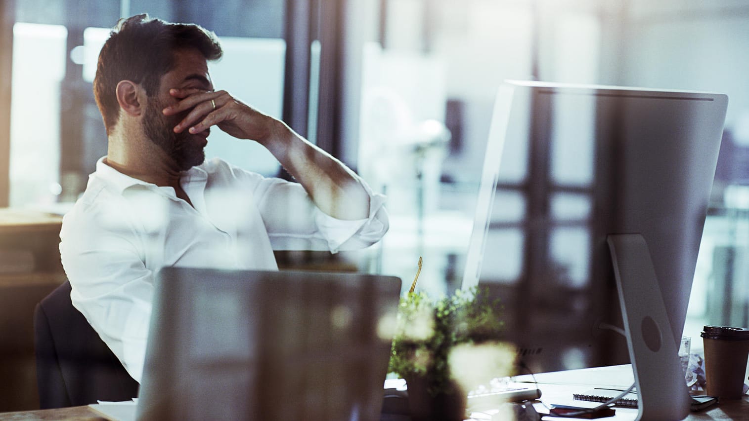 Angestellter am Schreibtisch: Welche Arbeiten der Arbeitnehmer zu erledigen hat, regelt der Arbeitsvertrag. Ob eng umrissen oder weiter gefasst – es gibt Vor- und Nachteile.