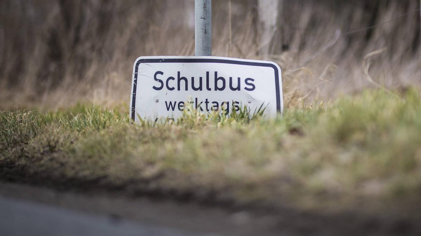 Ein Schild an einer Bushaltestelle mit der Aufschrift Schulbus: Im rheinland-pfälzischen Saarburg ist ein betrunkener Busfahrer erwischt worden.