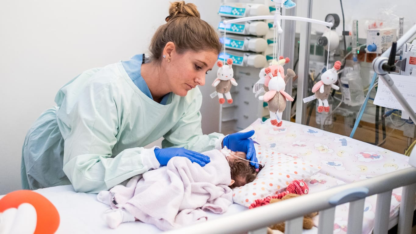 Frühchenstation: Kinderintensivpflegekraft Anna versorgt einen kleinen Patienten auf der Kinderintensivstation 67 in der Medizinischen Hochschule Hannover (MHH).