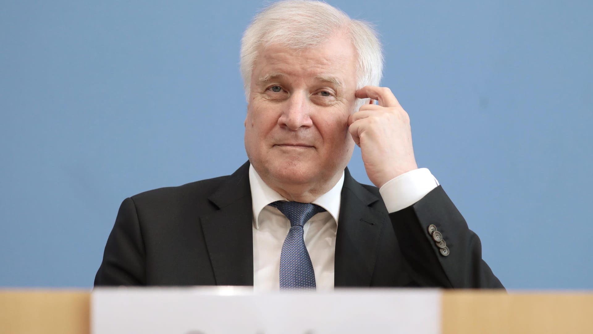 Horst Seehofer will als Chef der CSU zurücktreten. Doch sein Amt als Innenminister will er weiter ausführen. Dahinter steckt Kalkül.