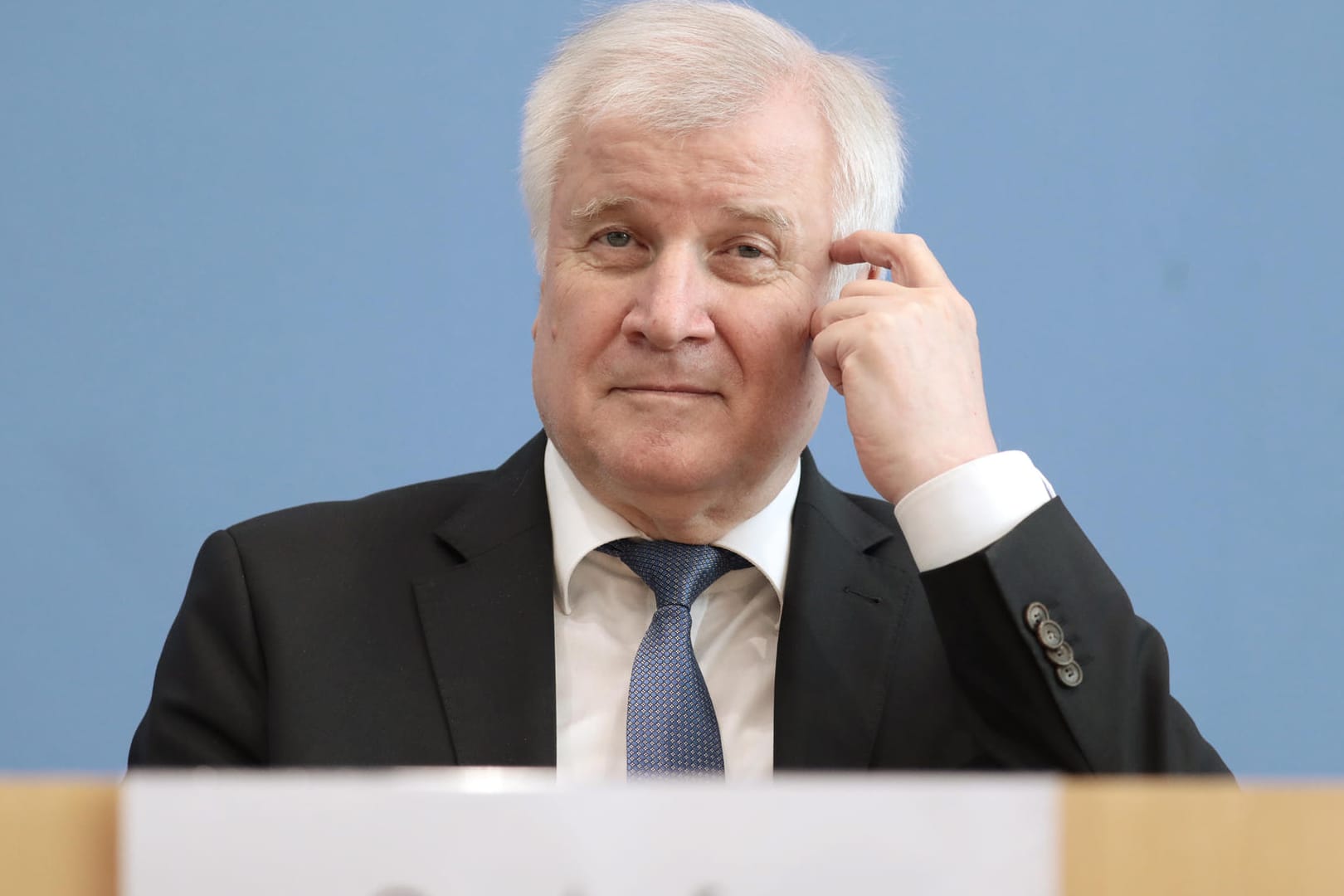Horst Seehofer will als Chef der CSU zurücktreten. Doch sein Amt als Innenminister will er weiter ausführen. Dahinter steckt Kalkül.
