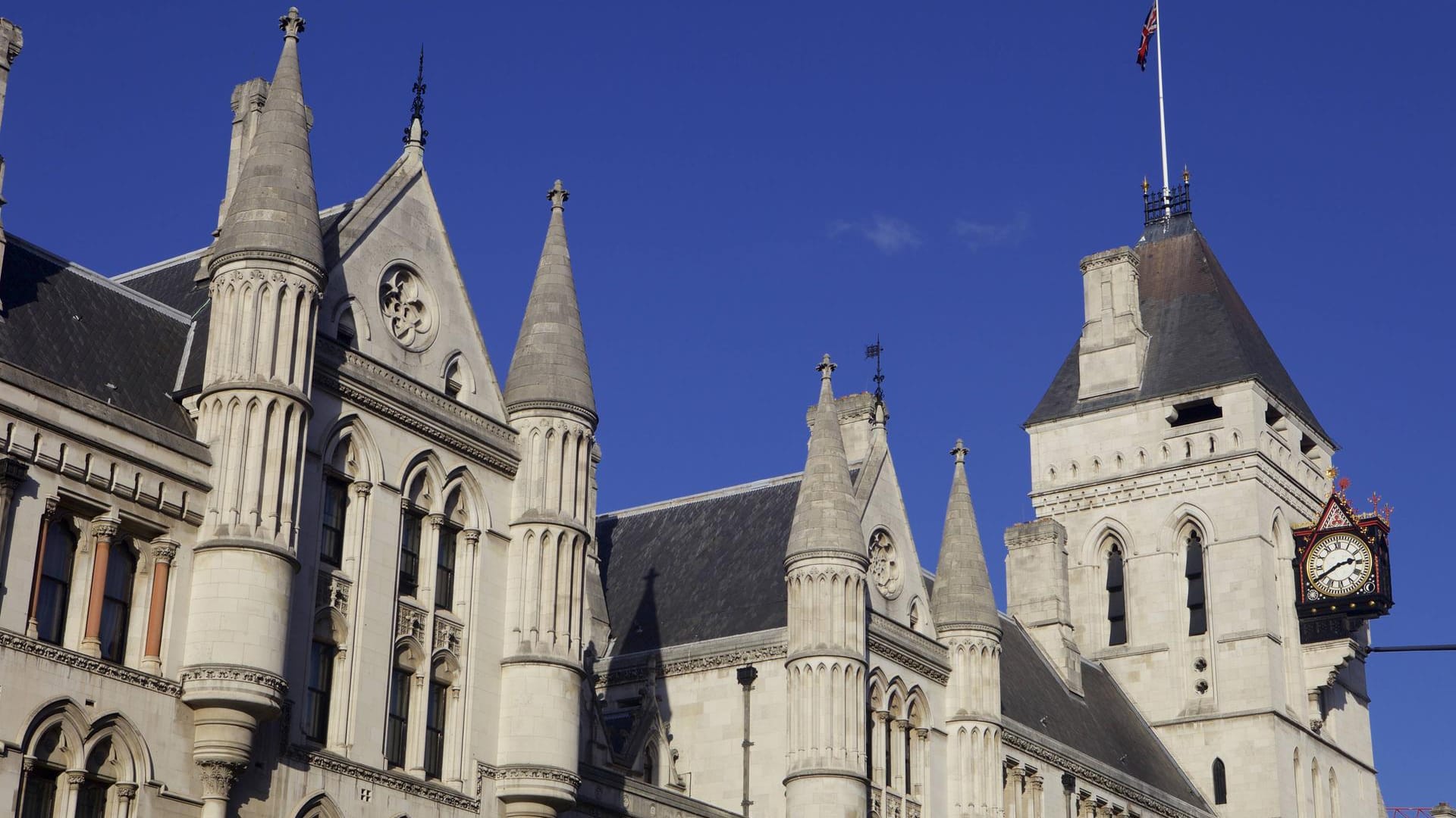 The Royal Courts of Justice in London (Symbolbild): Neben dem Paar wurde auch ein weiterer Mitstreiter verurteilt.