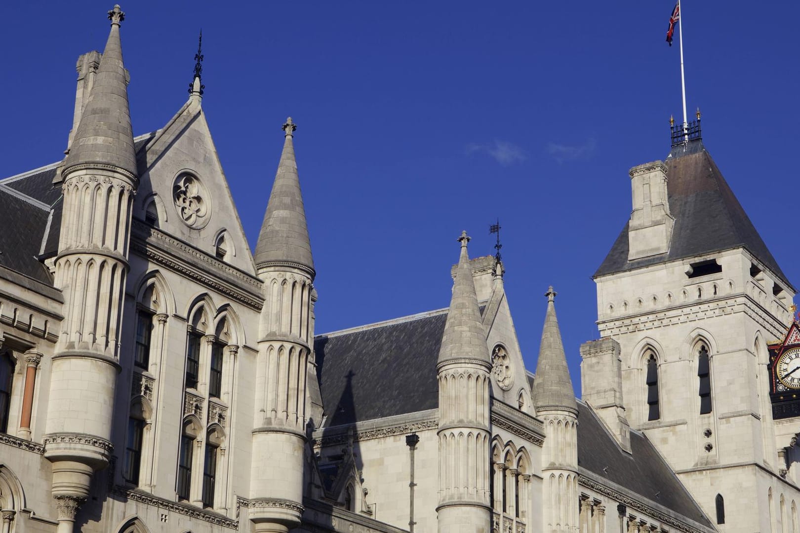 The Royal Courts of Justice in London (Symbolbild): Neben dem Paar wurde auch ein weiterer Mitstreiter verurteilt.