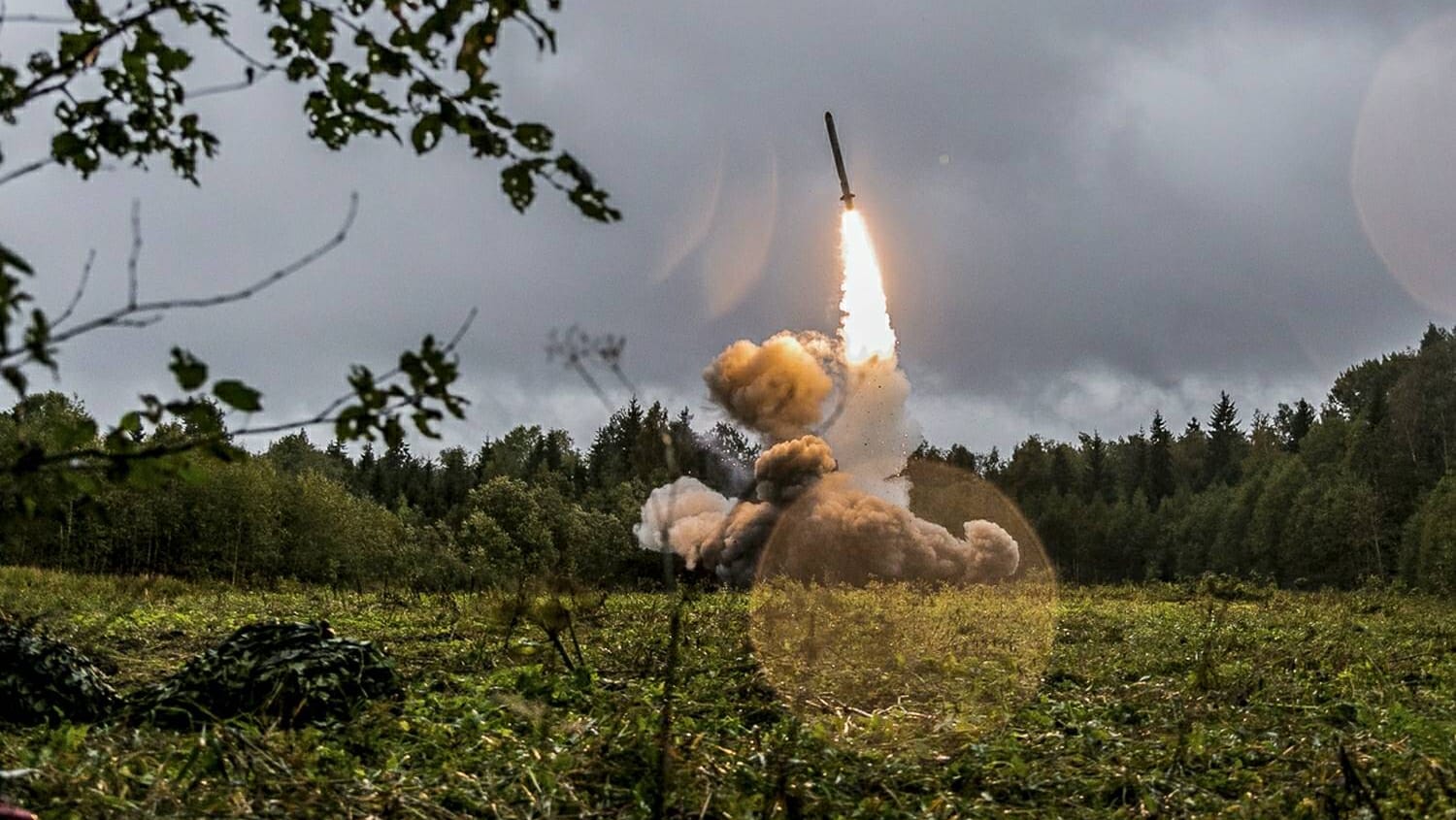 September 2017: Abschuss einer Iskander-Kurzstreckenrakete von einer mobilen Startrampe bei einem russischen Großmanöver nahe Leningrad.