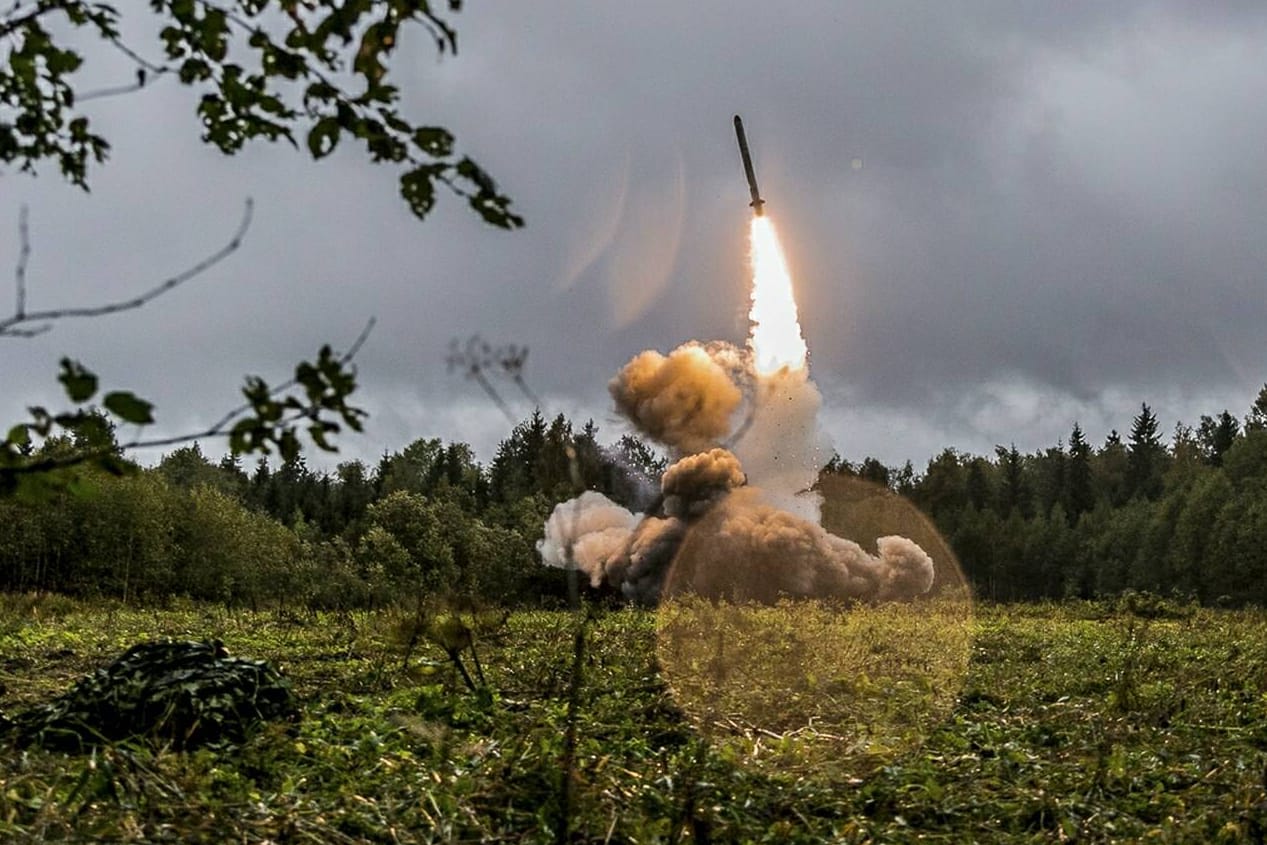 September 2017: Abschuss einer Iskander-Kurzstreckenrakete von einer mobilen Startrampe bei einem russischen Großmanöver nahe Leningrad.