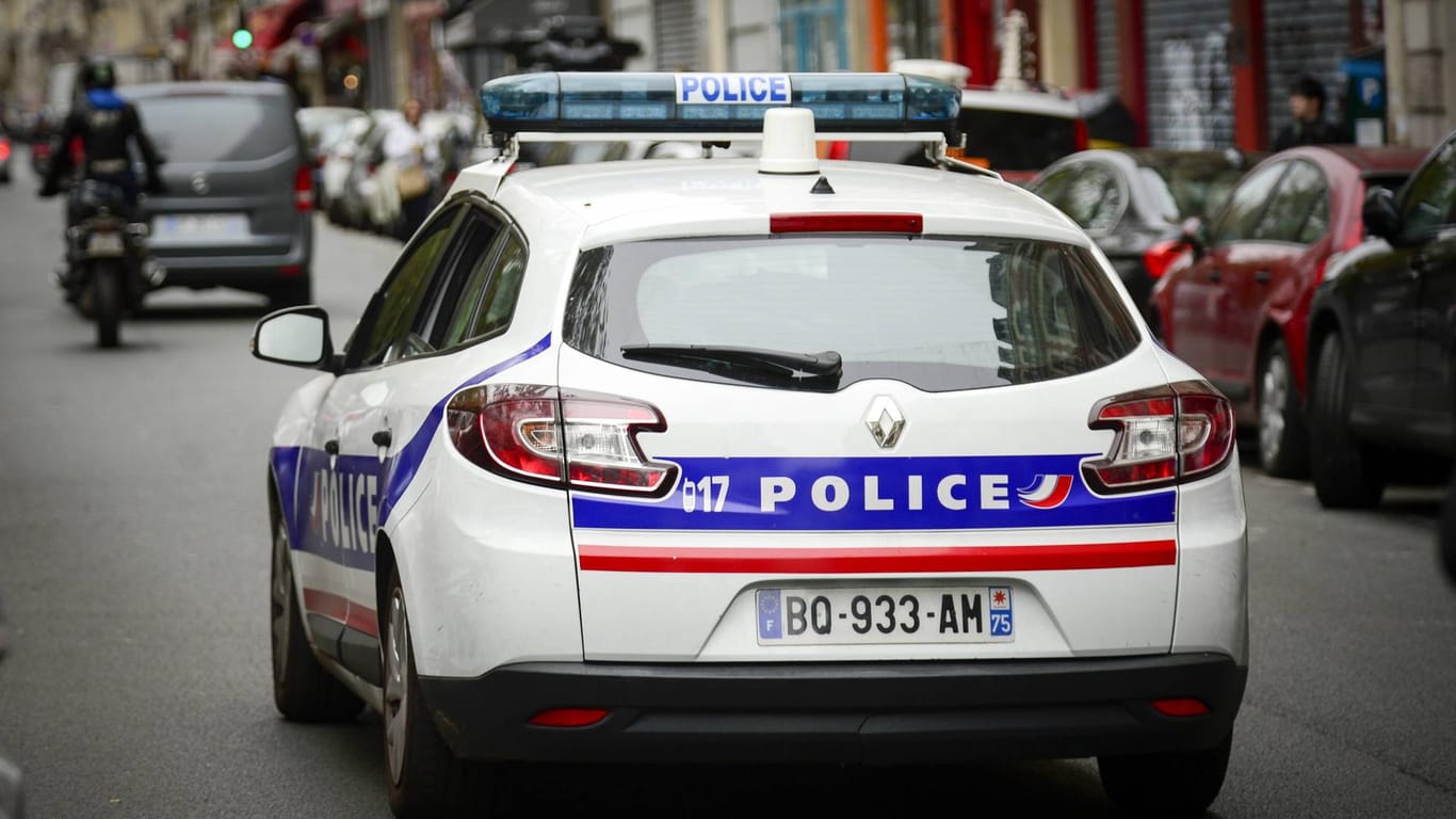 Französische Polizei im Einsatz (Symbolbild): Sieben Jahre ist Tat schon her – jetzt wurden die beiden Täter zu einer langen Haftstrafe verurteilt.