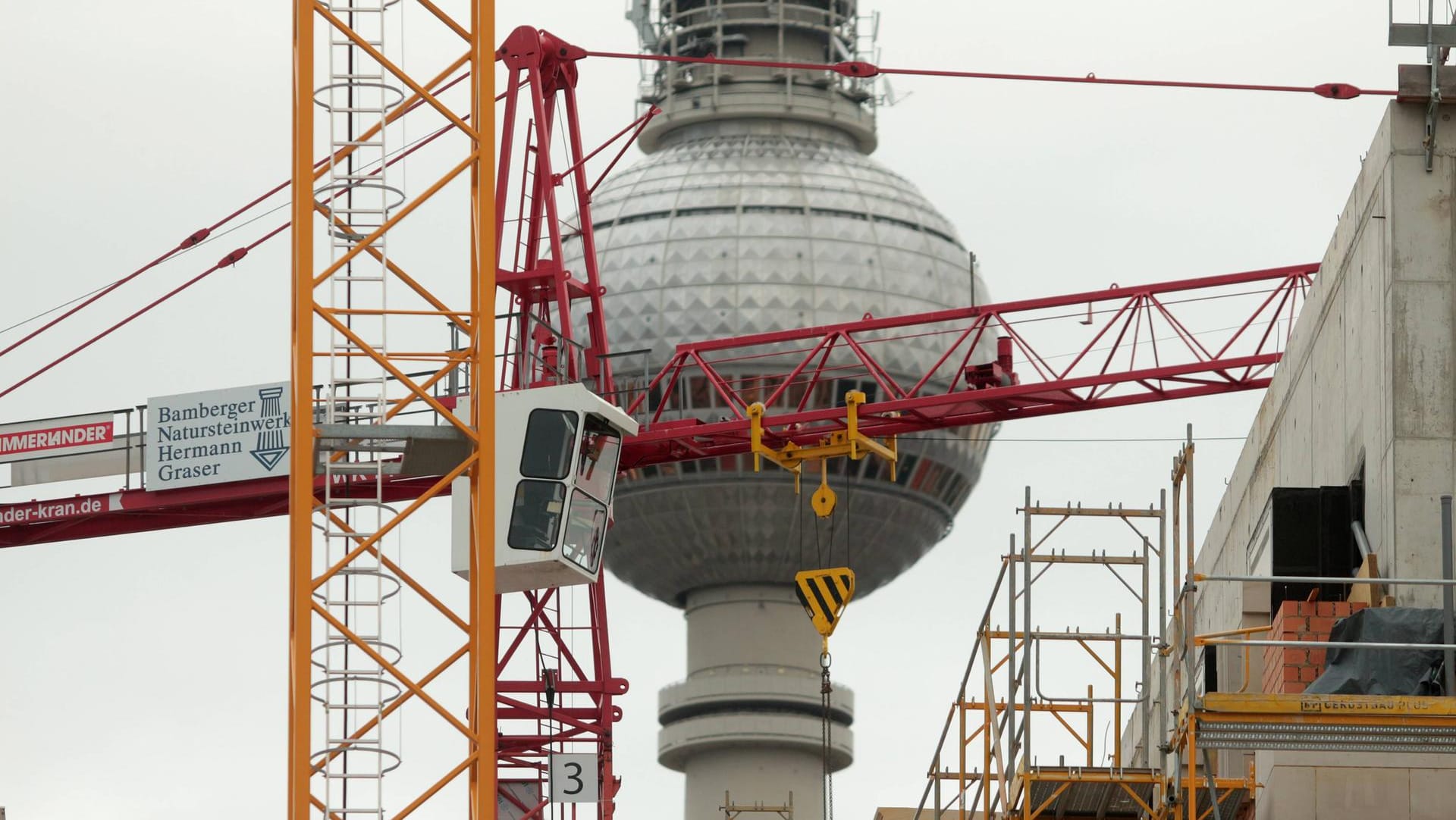 Baukräne in Berlin: Dank starker Konjunktur entwickeln sich die Einnahmen der Hauptstadt weiter positiv. Baukräne in Berlin: Dank starker Konjunktur entwickeln sich die Einnahmen der Hauptstadt weiter positiv.