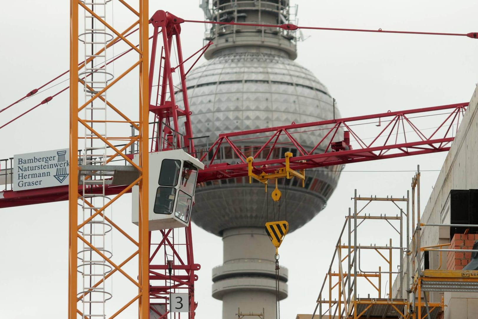 Baukräne in Berlin: Dank starker Konjunktur entwickeln sich die Einnahmen der Hauptstadt weiter positiv.