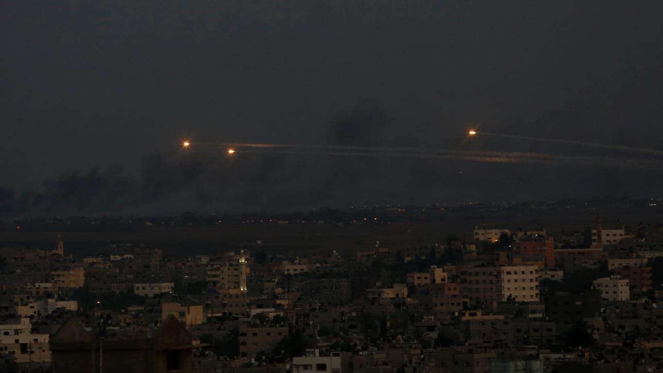 Massive Angriffswelle: Von Extremisten abgefeuerte Granaten durchschneiden den Himmel über dem Gazastreifen.