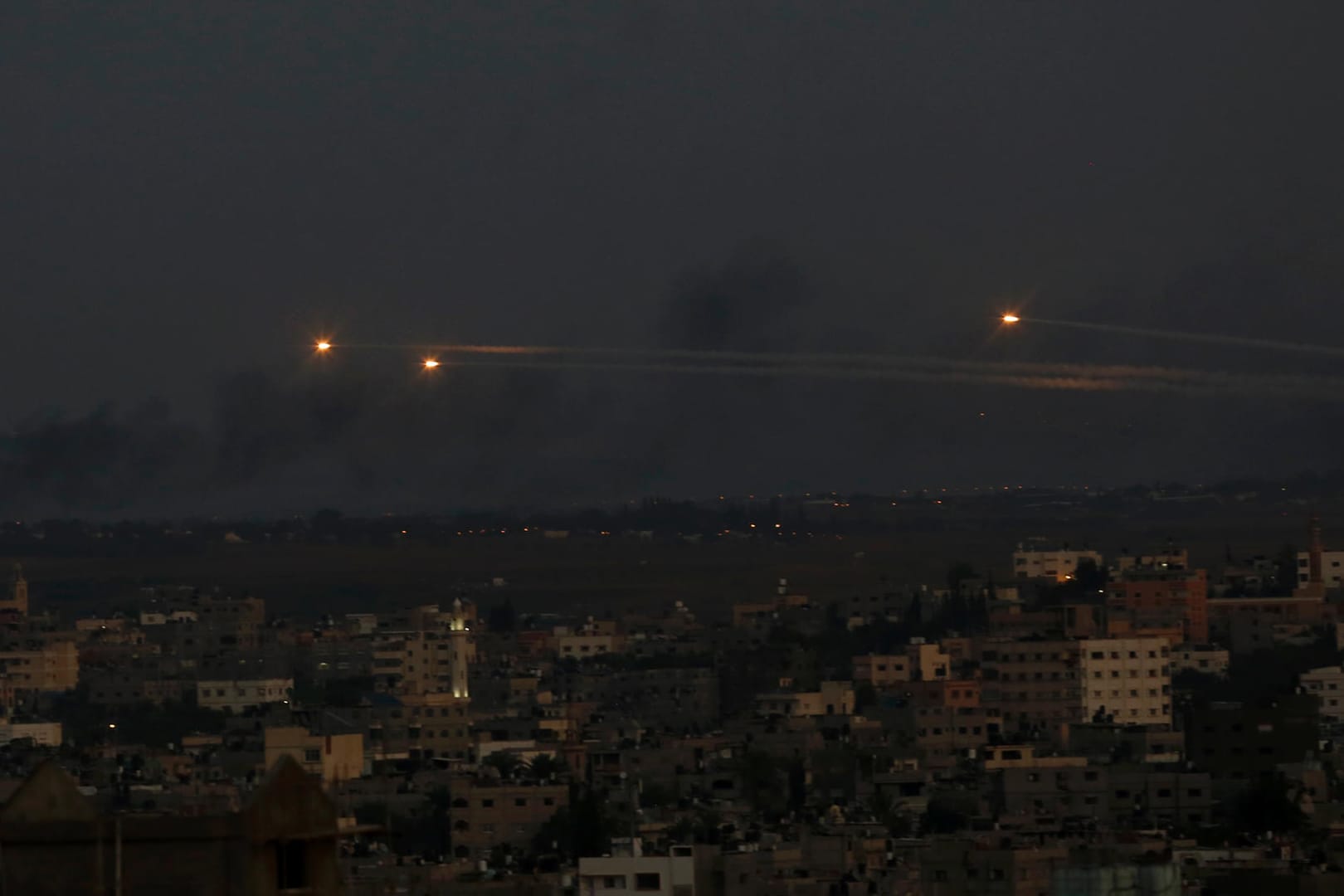 Massive Angriffswelle: Von Extremisten abgefeuerte Granaten durchschneiden den Himmel über dem Gazastreifen.