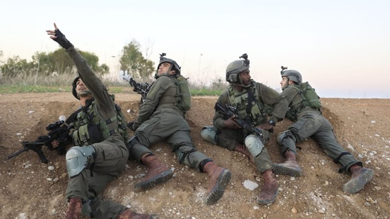 Israelische Soldaten suchen Schutz in der Nähe der Grenze zum Gazastreifen.