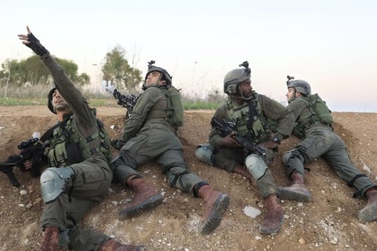 Israelische Soldaten suchen Schutz in der Nähe der Grenze zum Gazastreifen.