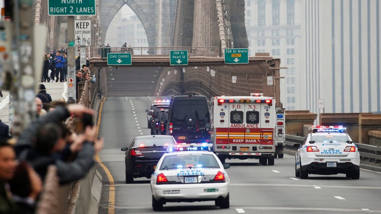 Wird "El Chapo" hier über die Brooklyn Bridge transportiert?: Schon zweimal musste die vielbefahrene Brücke zwischen Brooklyn und Manhattan gesperrt werden.
