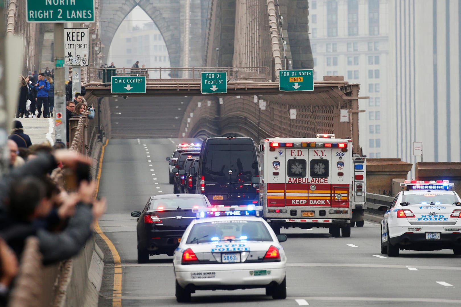 Wird "El Chapo" hier über die Brooklyn Bridge transportiert?: Schon zweimal musste die vielbefahrene Brücke zwischen Brooklyn und Manhattan gesperrt werden.
